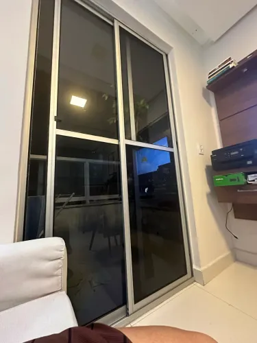 Porta de vidro de correr completa e sem defeitos 