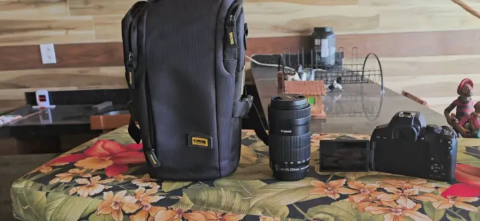 Câmera Canon T8i com kit de lentes.