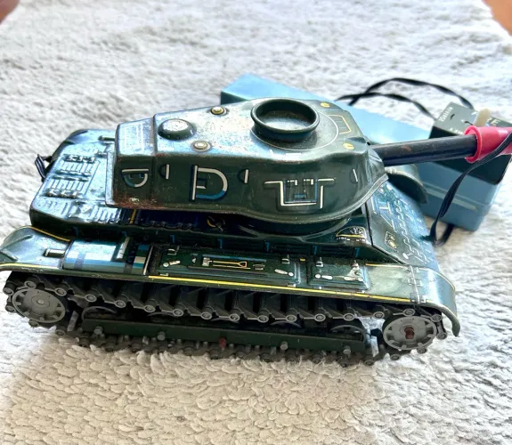 Tanque de guerra de brinquedo antigo