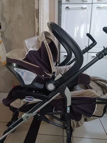 Carrinho de bebê com bebê conforto acoplado
