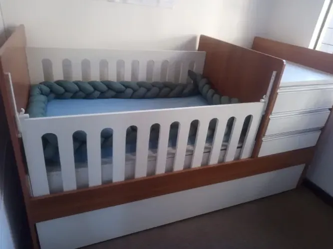 Berço com trocador e gaveteiro.