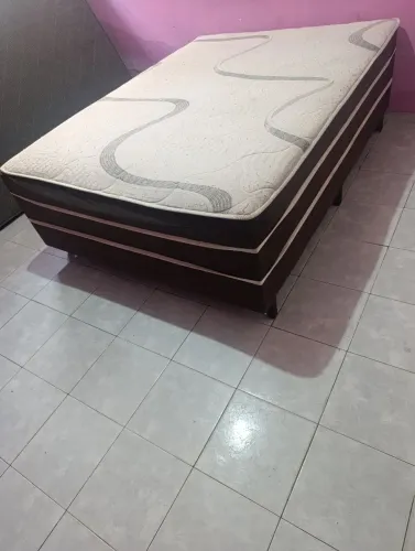 Cama box com com molas ensacadas muito nova impecável só pegar e usar!