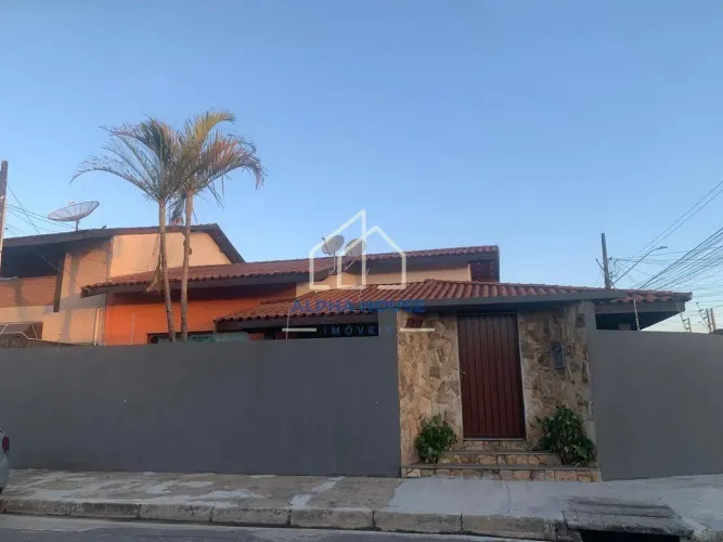 Ótima casa com edícula para locação e venda no bairro Parque São Domingos, em Pindamonhang