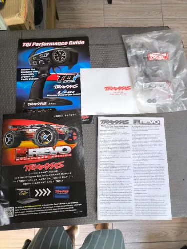 Manual e acessórios traxxas E-Revo