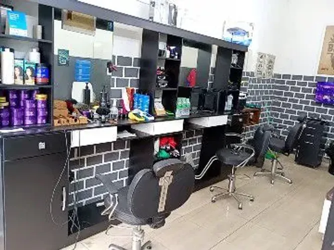Precisa-se de ? barbeiro 