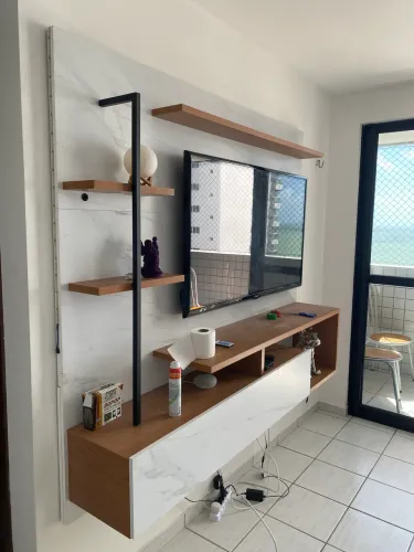 Painel de tv suspenso(rack) com uma luz de led