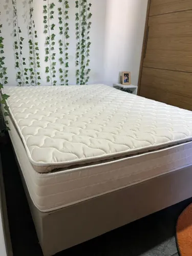Cama box com colchão de molas ensacadas muito confortável