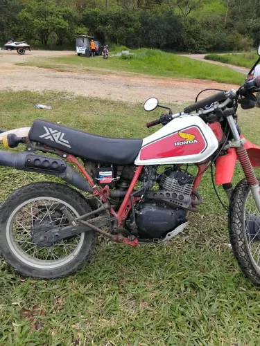 Vendo moto XL 250R para trilha, retirada de peças ou restauração 