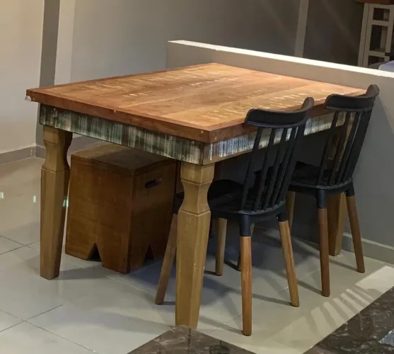 Mesa e cadeiras