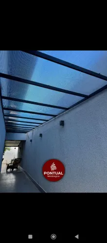 Estrutura metálica coberta de policarbonato 