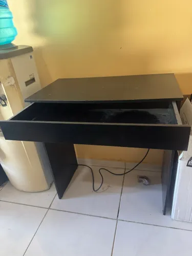 Móvel escrivaninha pequeno