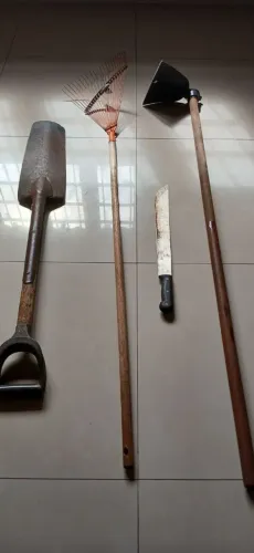 4 Ferramentas, sendo 1 pa de ponta, 1 encanado, 1 Restelo e 1 facão