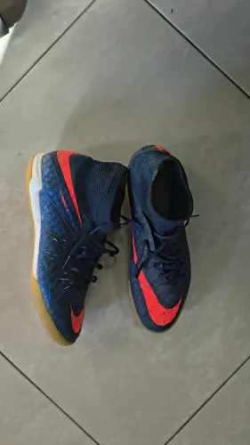 Esta é uma chuteira Nike HypervenomX Proximo IC