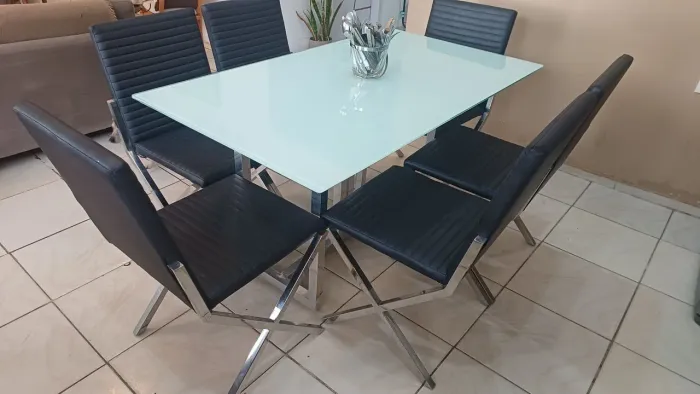 Mesa com 6 cadeiras