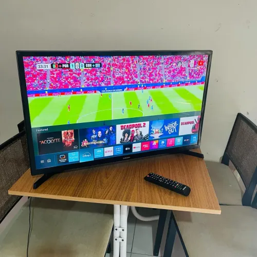 Tv smart 32 SAMSUNG Tizen, nenhum defeito, tv perfeita