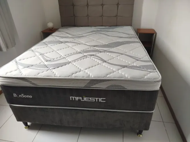 Cama de casal boxe com molas ensacadas e cabeceira de Suede cinza 