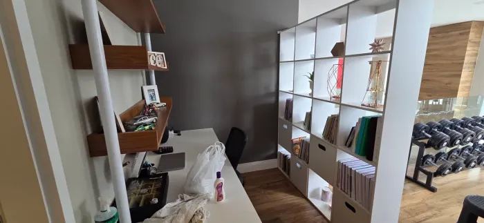 Mesa e estante para escritório.
