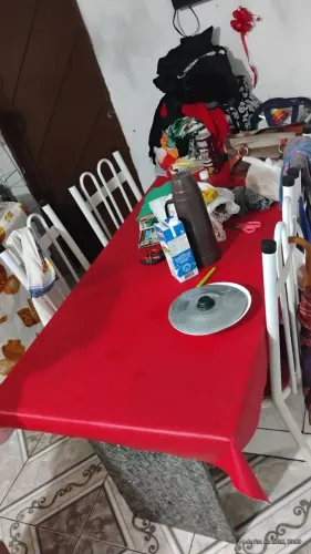 Vende-se uma mesa
