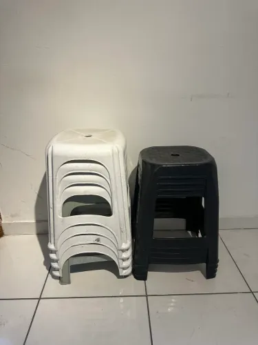 8 banquinhos de plásticos