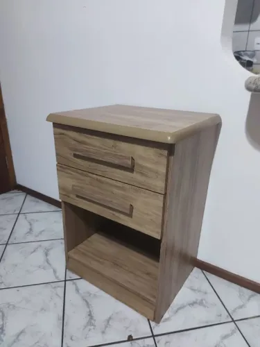 Mesa cabeceira com 2 gavetas e nicho