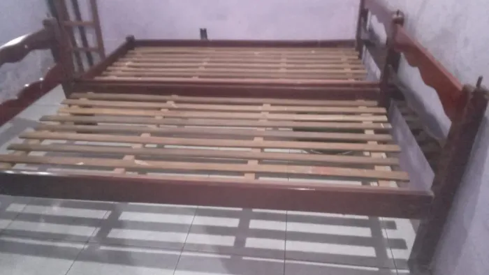 Vende-se cama de madeira