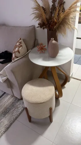 Puff Banqueta Redondo Estofado com Pés Palito de Madeira Maciça