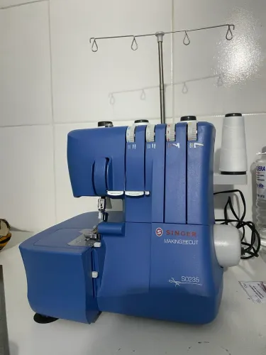 Máquina de costura overloque doméstica 