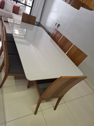Mesa com 8 cadeiras 