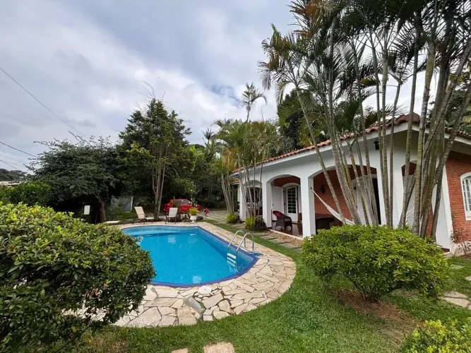 Casa à venda na Granja Viana em Cotia com piscina, suíte externa e amplo terreno