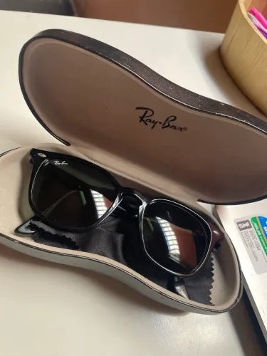 Óculos de sol Rayban preto modelo Erika rb4171