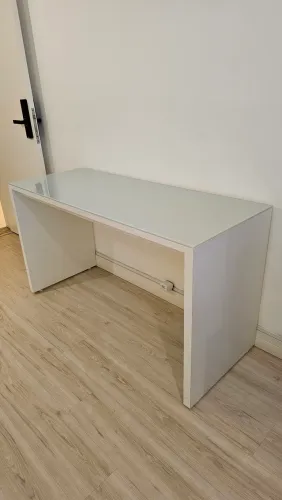 Mesa escritório branca com vidro