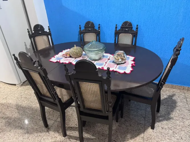 Jogo de sala c mesa 6 cadeiras e 1 armário oratório 