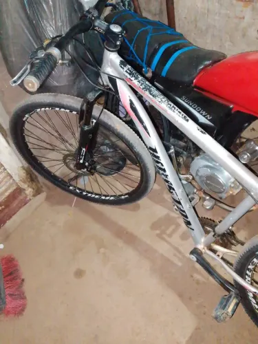Vendo uma bicicleta aro 29 ou troco por moto. Podi ser atrasadinha