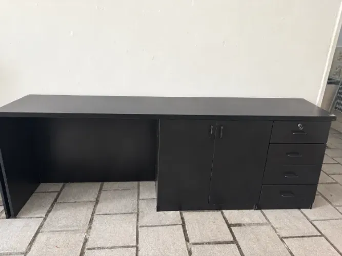 Mesa de escritório com 4 gavetas e armário de 2 portas