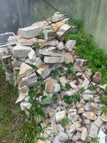 Doa-se pedra madeira