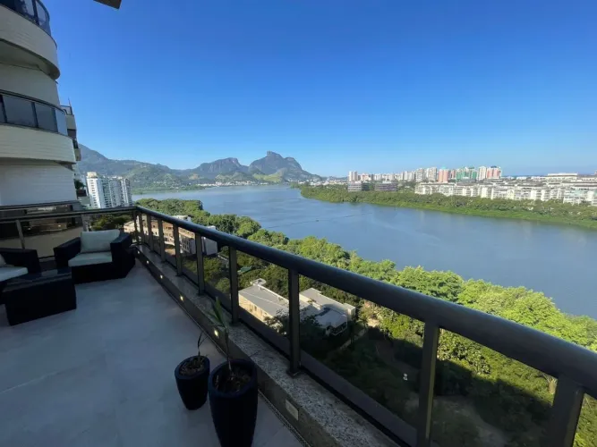 Quatro Paredes vende - exuberante e maravilhoso duplex no melhor condomínio da Península -