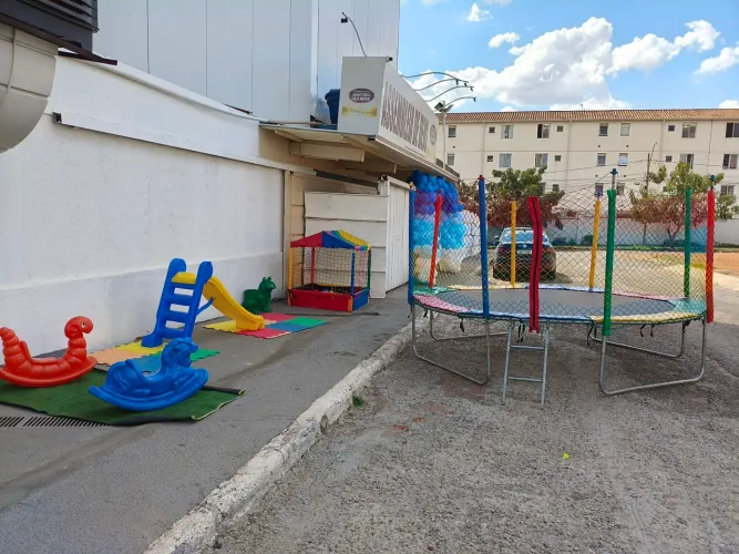 Pula pula+piscina de bolinhas+escorregador+gangorras