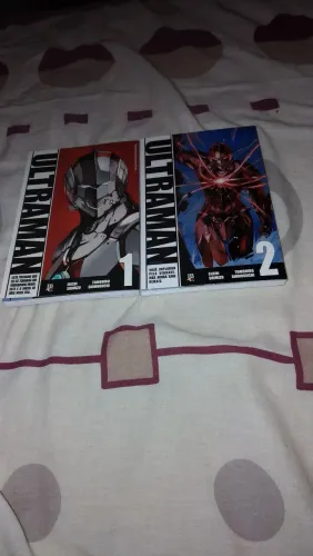 Vendo esses mangás do Ultraman volumes 1 e 2 juntos!