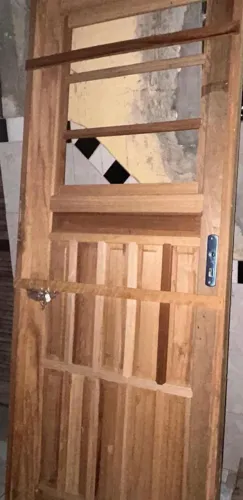 Porta eucaliptocom janela medida:2.10 de altura/90 largura