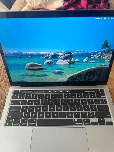 MacBook Pro 13" com chip Apple M2 (2022), modelo A2338, na cor prateada.