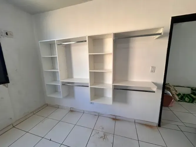 CLOSET SUSPENSO COM 4 CABIDEIROS/2 TORRE MDF NOVO
