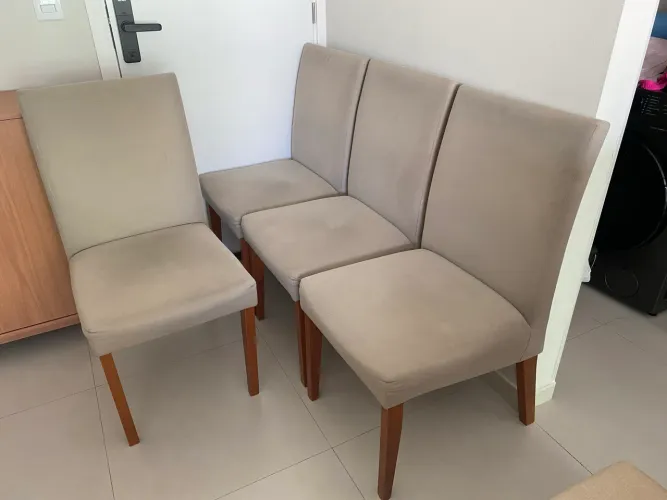 Mesa redonda com madeira e vidro com 4 cadeira em madeira