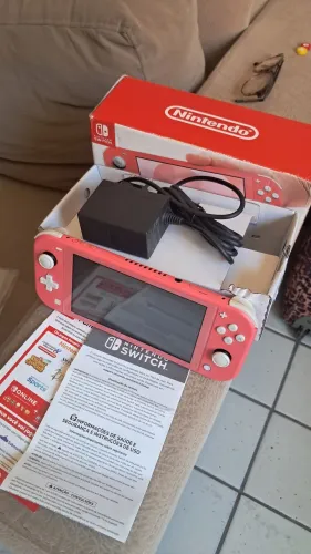 Nintendo Switch Lite Coral Com Carregador, Capa e Película 