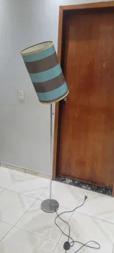 Luminária de Chão Pedestal Cromada com Cúpula Listrada - Design Moderno e Aconchegante