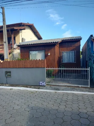Linda casa, rua perfeita, localização incrível 