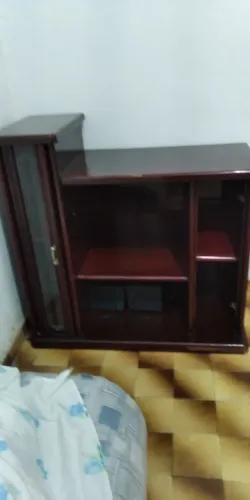 Rack antigo dos anos 90 confeccionado em madeira maçica na cor mogno. 