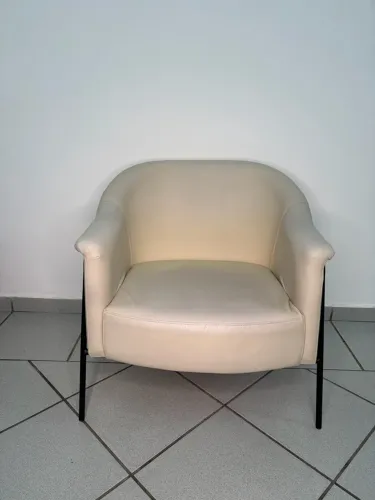 Poltrona Bege Almofadada