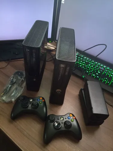 2 Xbox 360 com 2 Controles e 2 Fontes - Venda em Conjunto