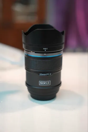Lente Sirui 23mm F/1.2 Sniper Auto Foco Sony E-mount Cor Preto