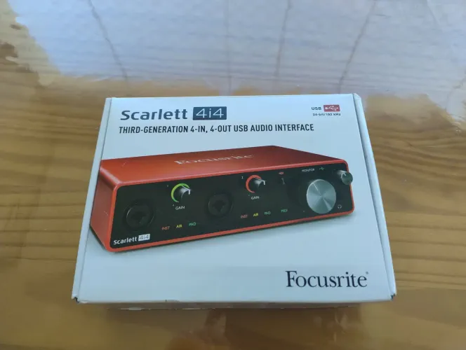Interface de áudio Focusrite Scarlett 4i4 3rd 